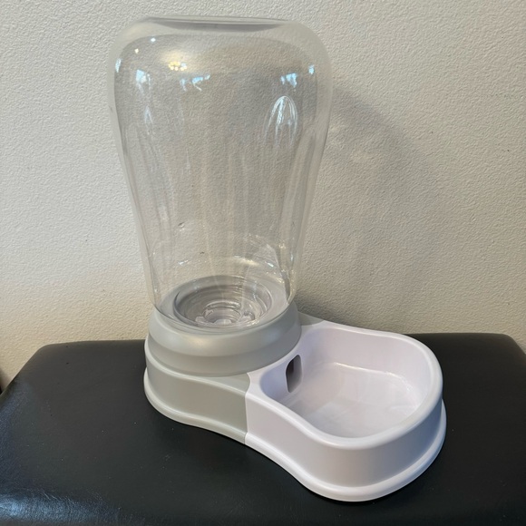 New. Automatic Pet/ Dog Water Bowl Dispenser 1.58 Gallon (6 L) – BPA-Free. Grey. - Picture 6 of 15